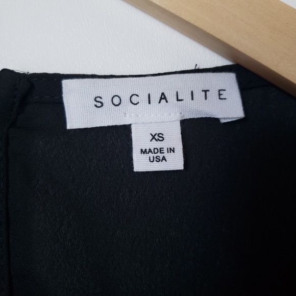 Socialite | Tie Front Key Hole Top - Picture 3 of 4